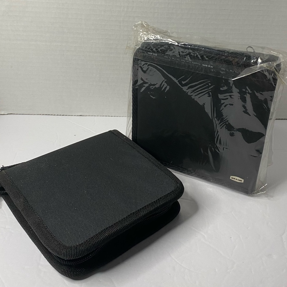 CD/DVD case holder black with zipper